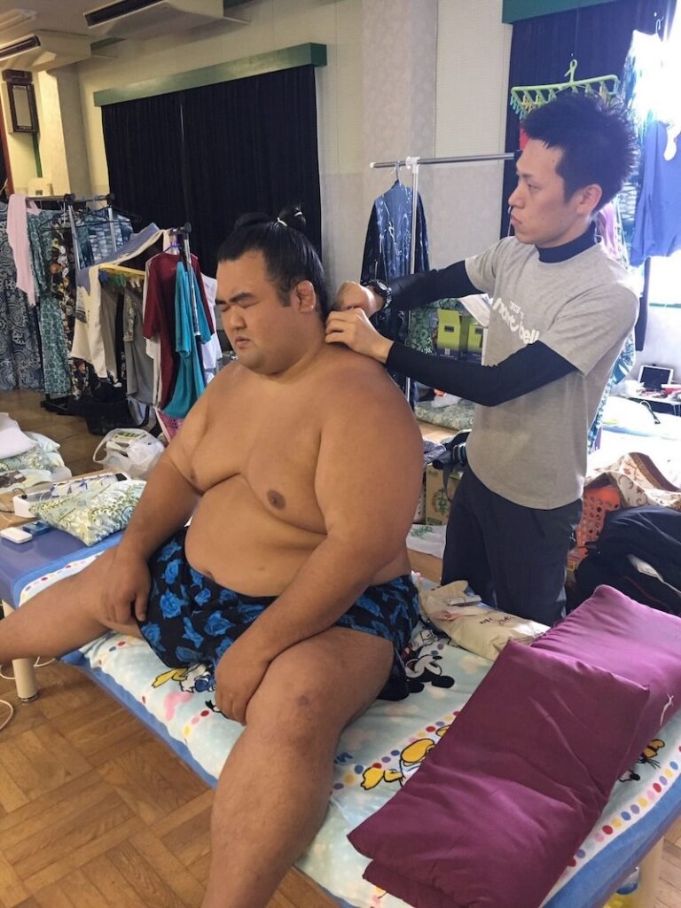 院長の鈴木宏彰が琴奨菊部屋でトレーナー活動している