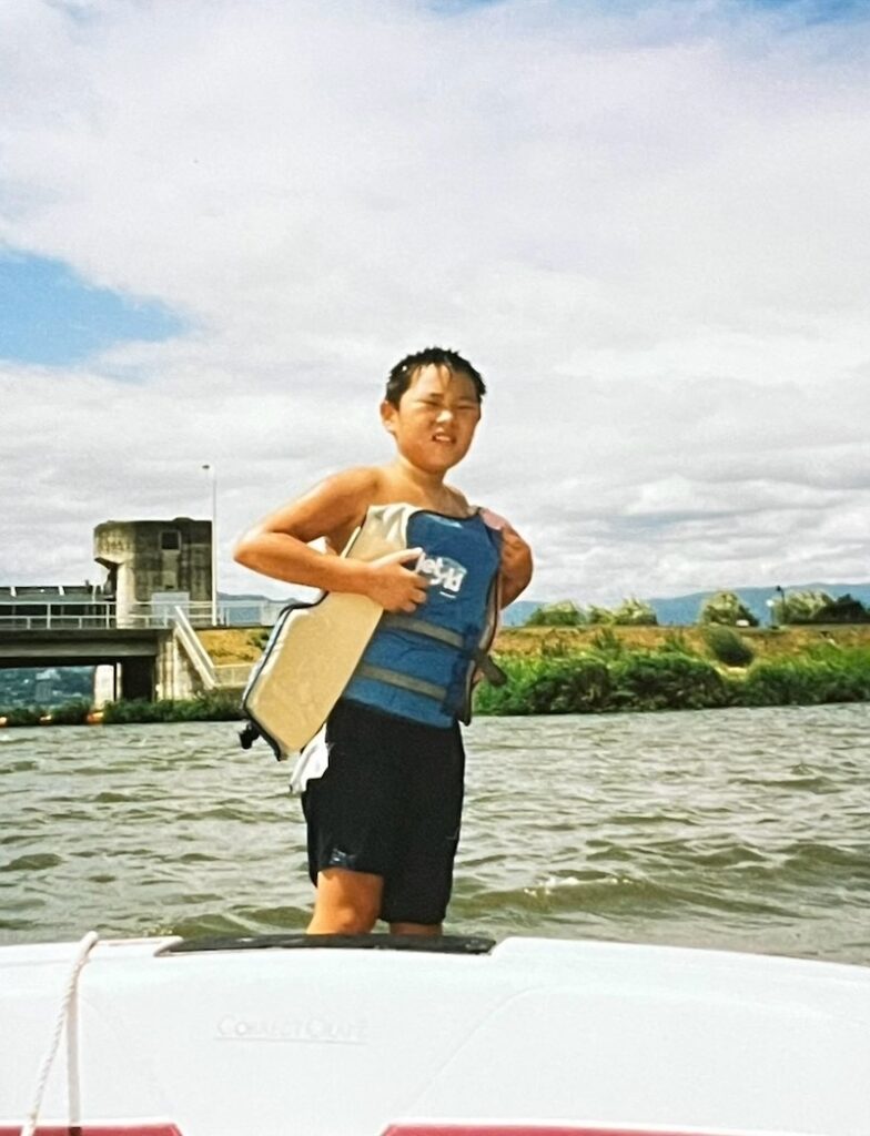 院長の鈴木宏彰の幼少期の水上スキーしているところ